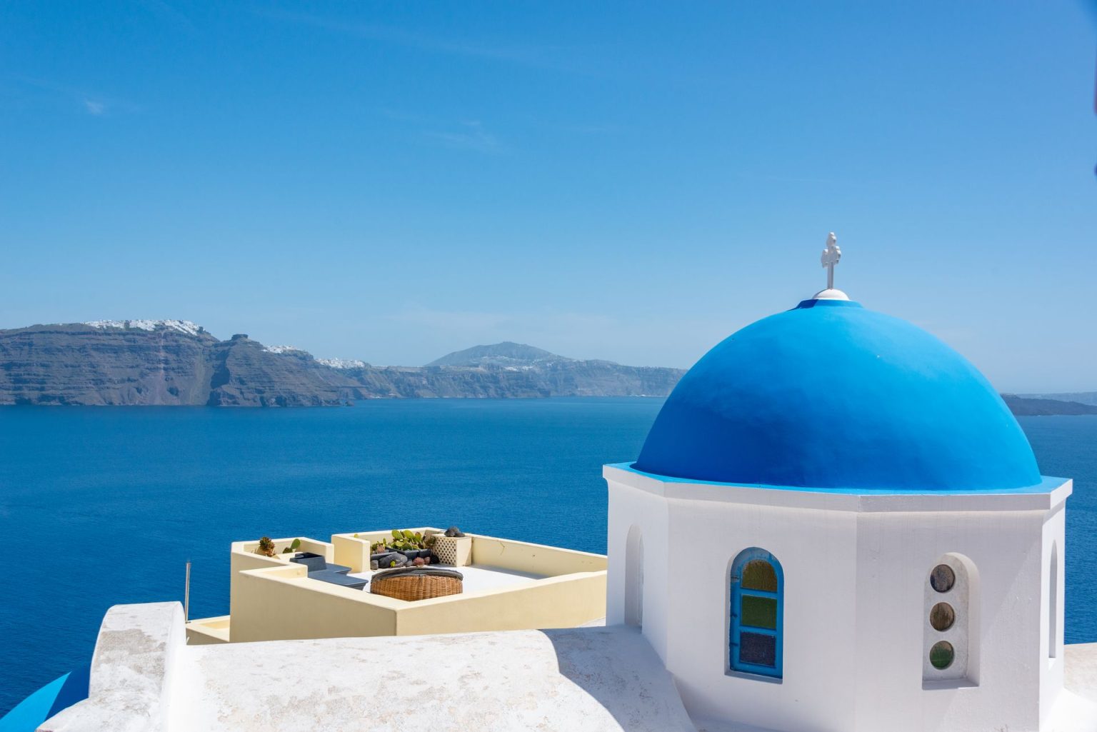Σαντορίνη με γαλάζιο τρούλο